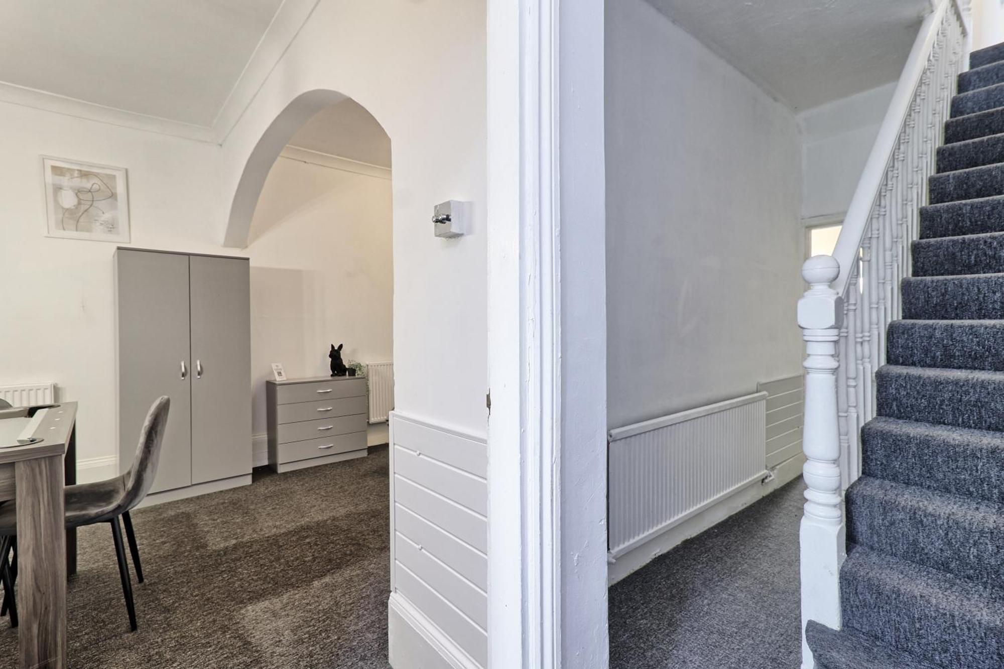 Beautiful Spacious Four Bedroom House With Parking For 2 Cars, 5 Minute Walk To Station Holiday home *