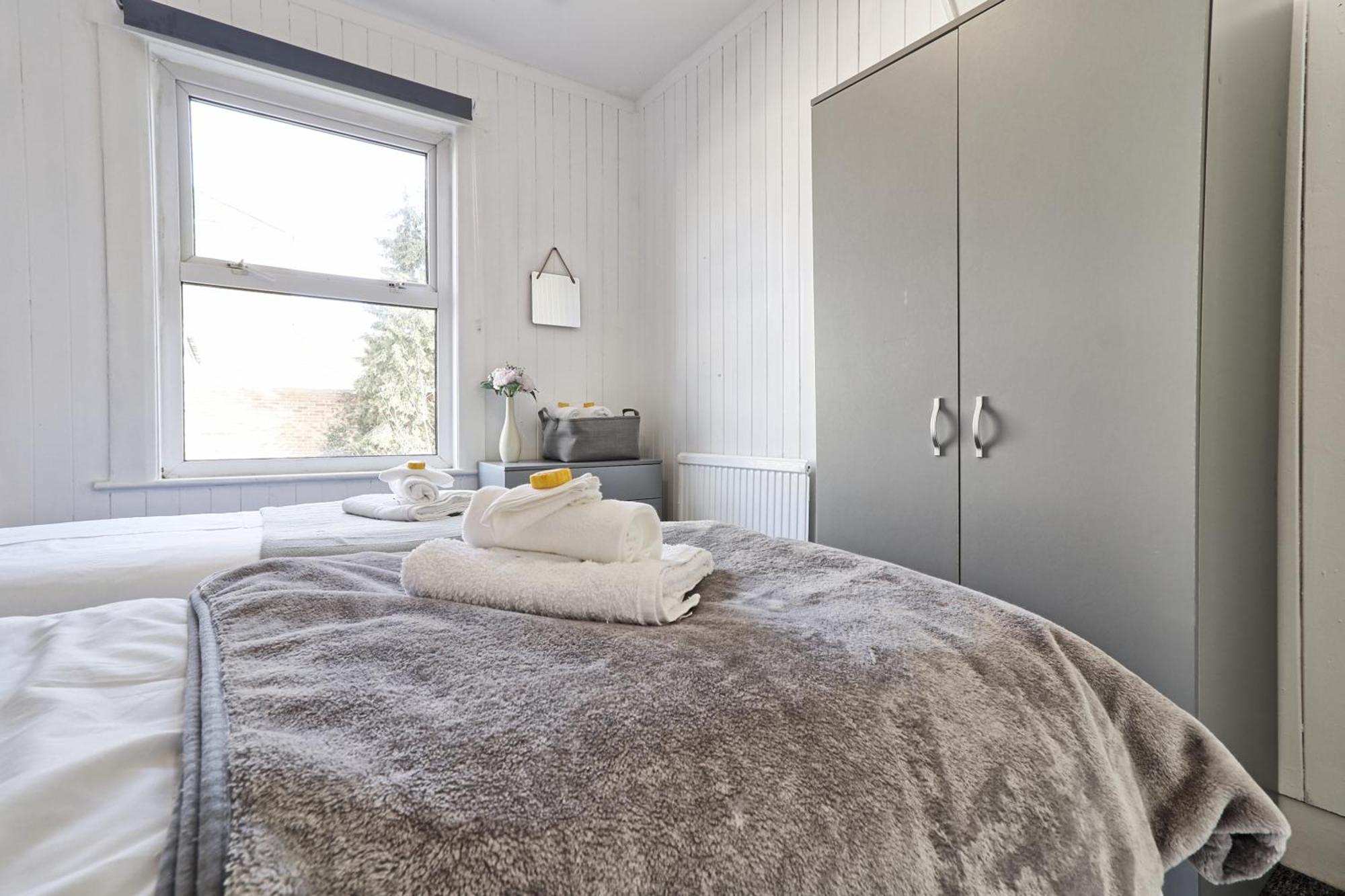 Holiday home Beautiful Spacious Four Bedroom House With Parking For 2 Cars, 5 Minute Walk To Station *