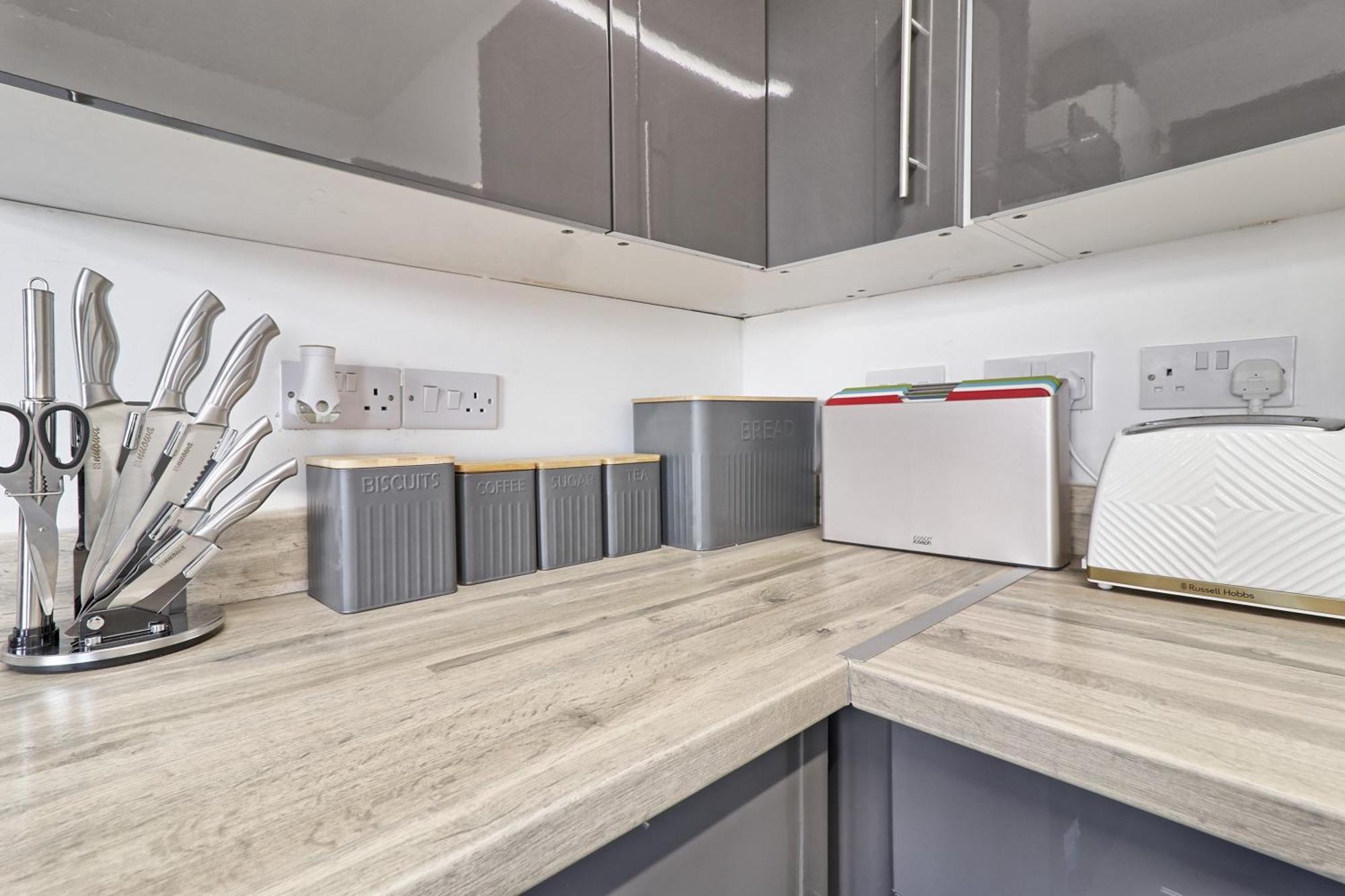 Beautiful Spacious Four Bedroom House With Parking For 2 Cars, 5 Minute Walk To Station Southend-on-Sea