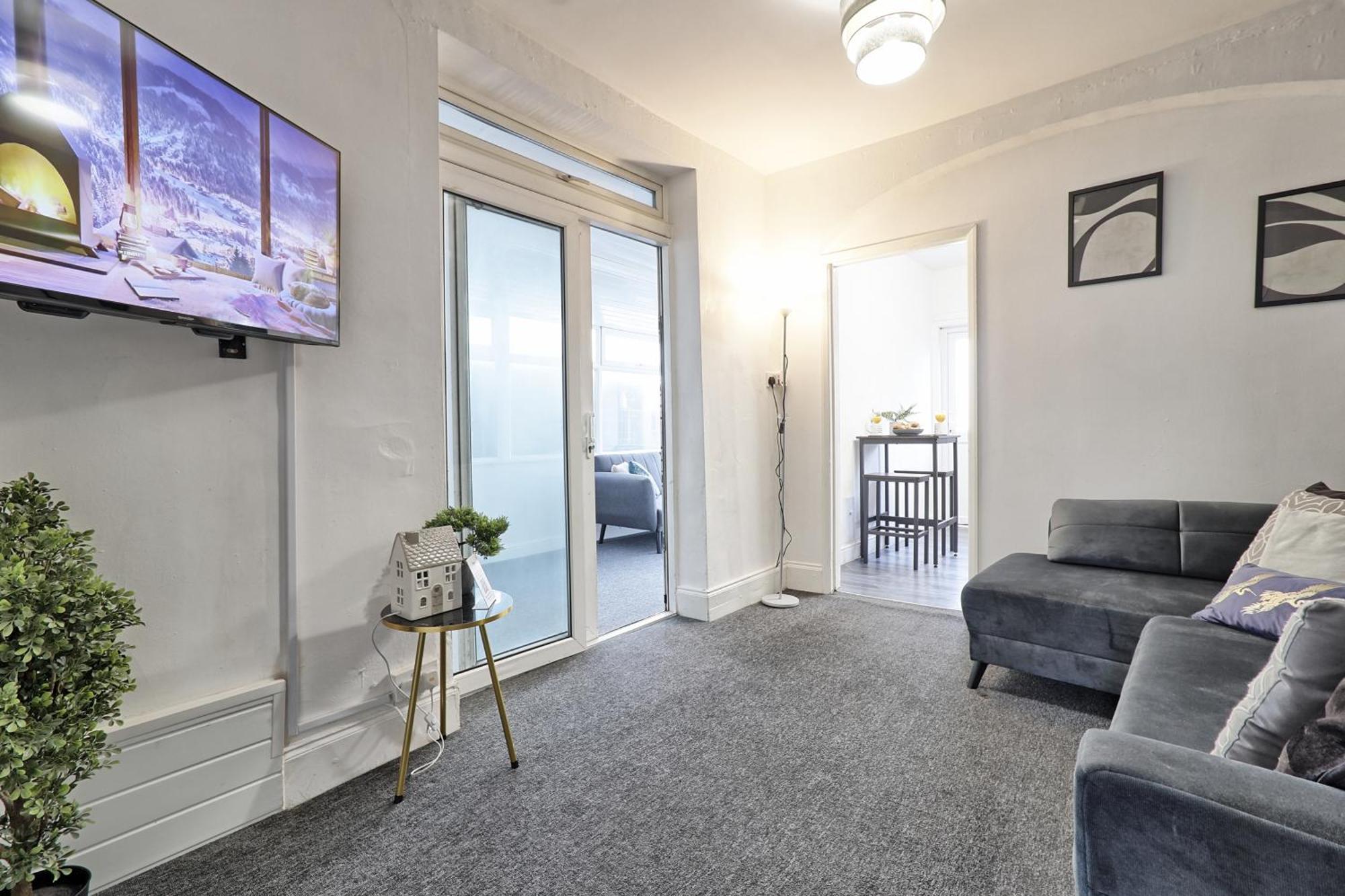 Beautiful Spacious Four Bedroom House With Parking For 2 Cars, 5 Minute Walk To Station *