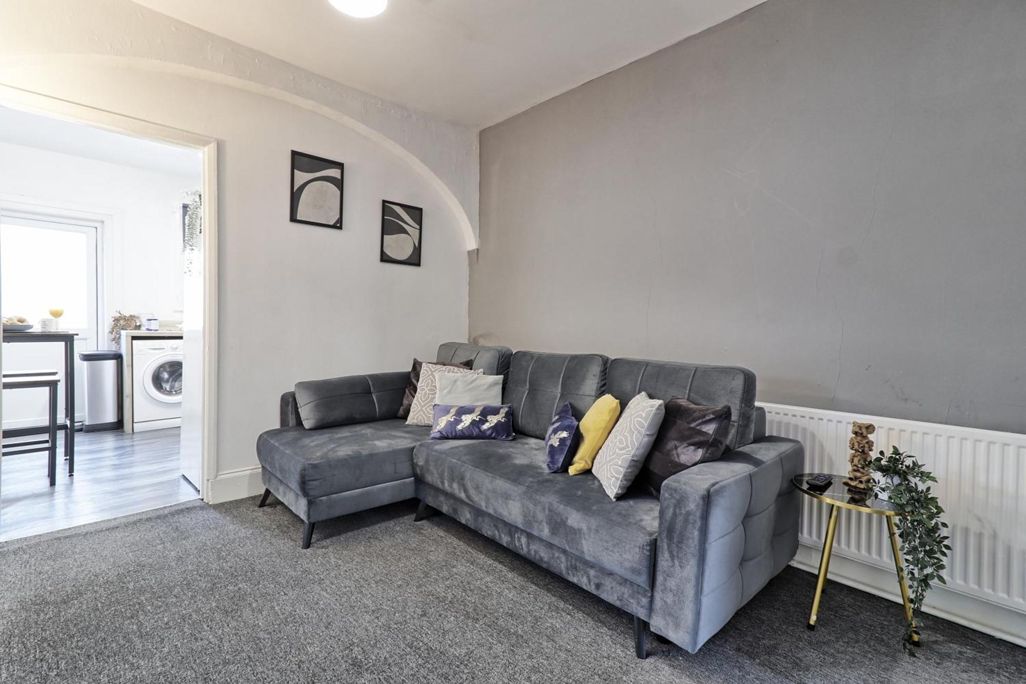 Beautiful Spacious Four Bedroom House With Parking For 2 Cars, 5 Minute Walk To Station Southend-on-Sea