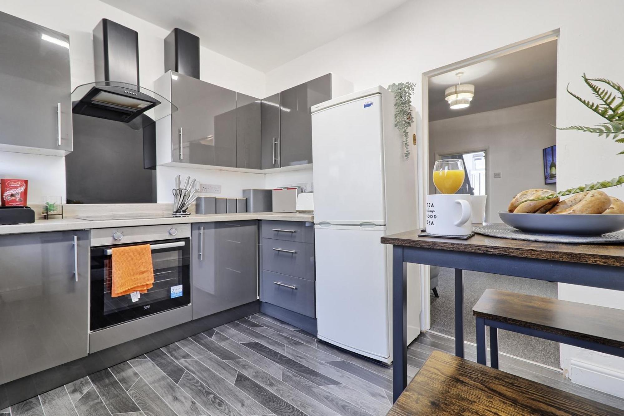 Holiday home Beautiful Spacious Four Bedroom House With Parking For 2 Cars, 5 Minute Walk To Station Southend-on-Sea