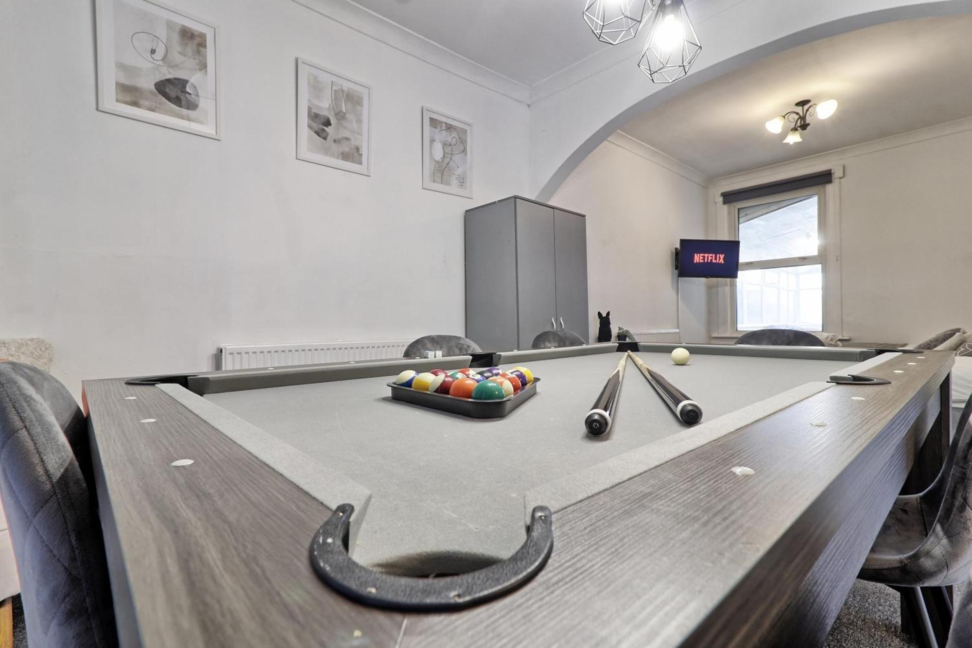 Beautiful Spacious Four Bedroom House With Parking For 2 Cars, 5 Minute Walk To Station *