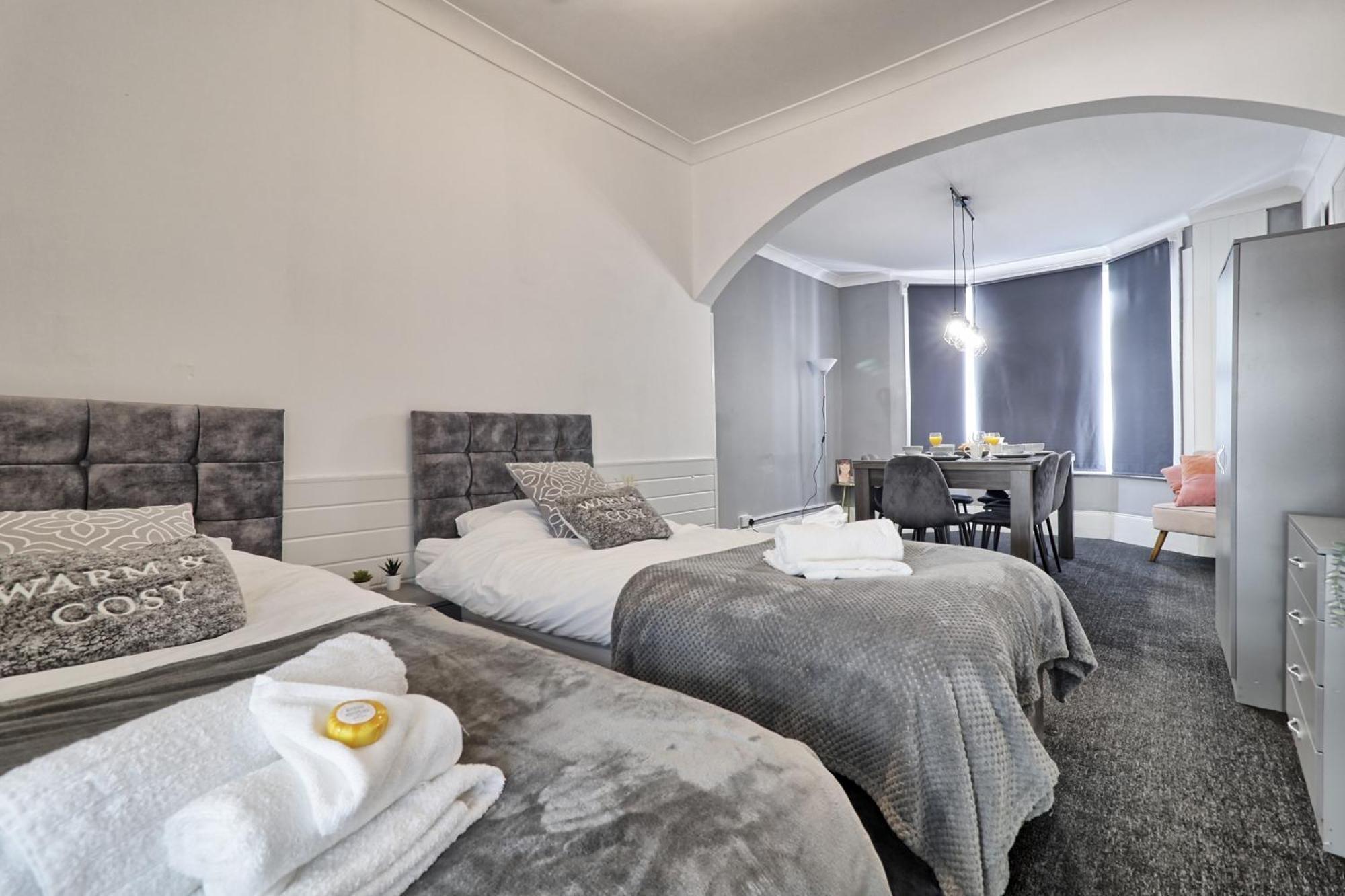 Beautiful Spacious Four Bedroom House With Parking For 2 Cars, 5 Minute Walk To Station