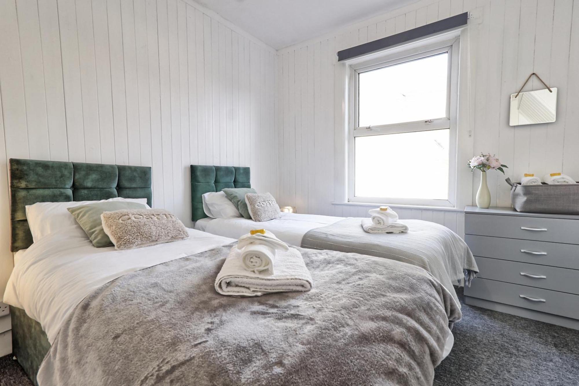 Beautiful Spacious Four Bedroom House With Parking For 2 Cars, 5 Minute Walk To Station *