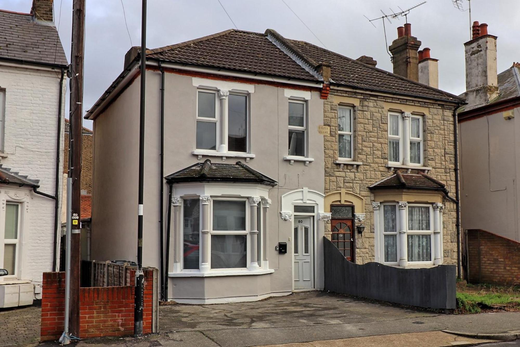 Beautiful Spacious Four Bedroom House With Parking For 2 Cars, 5 Minute Walk To Station Holiday home