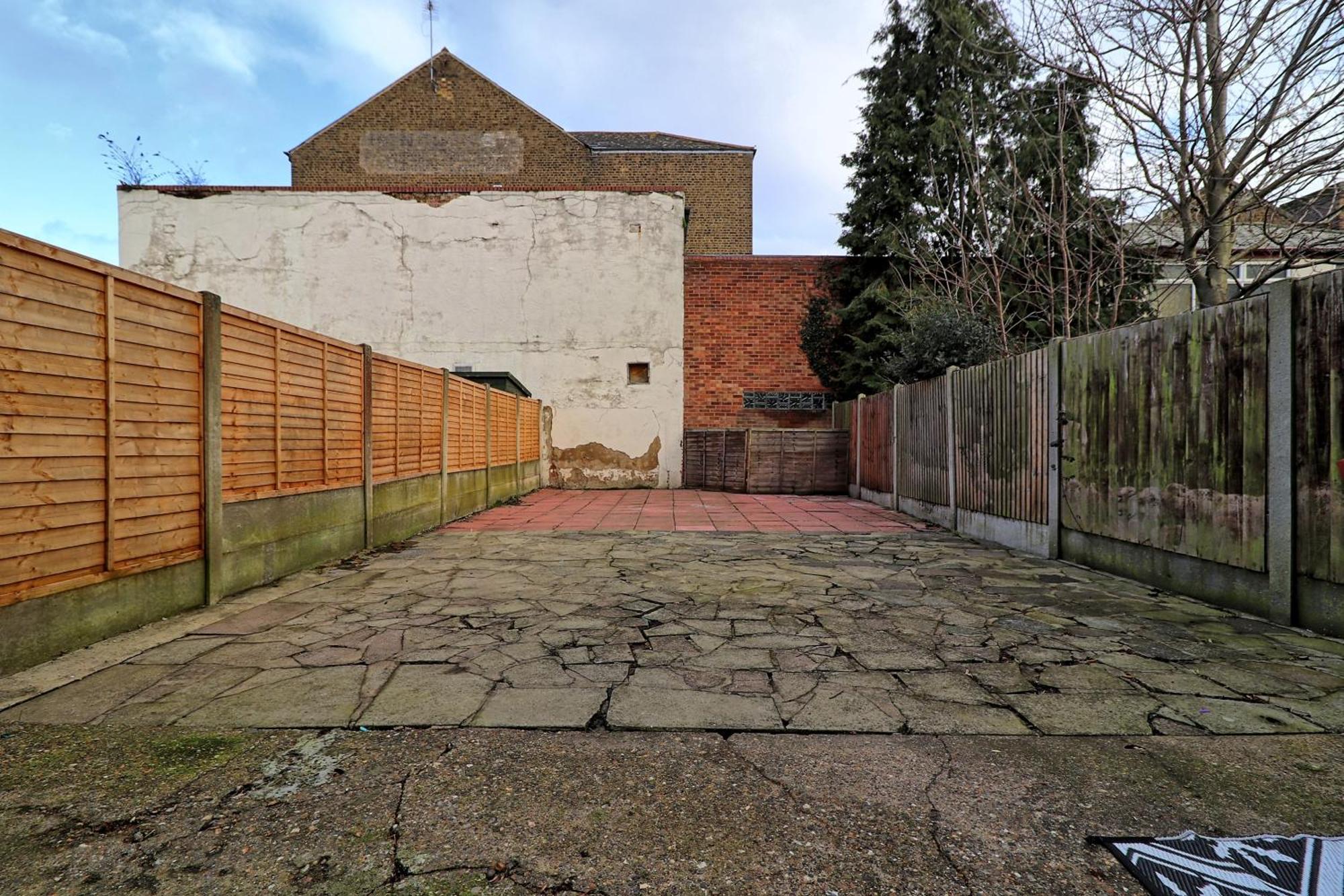 Beautiful Spacious Four Bedroom House With Parking For 2 Cars, 5 Minute Walk To Station
