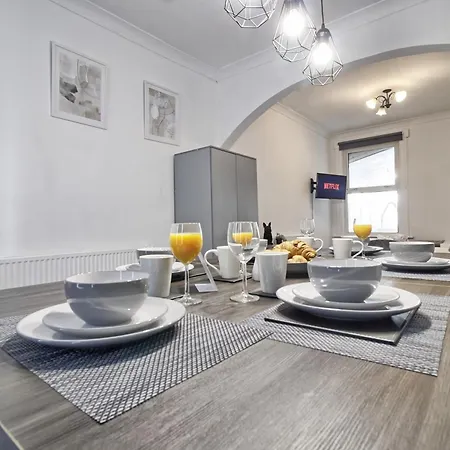 Beautiful Spacious Four Bedroom House With Parking For 2 Cars, 5 Minute Walk To Southend Station Exterior photo