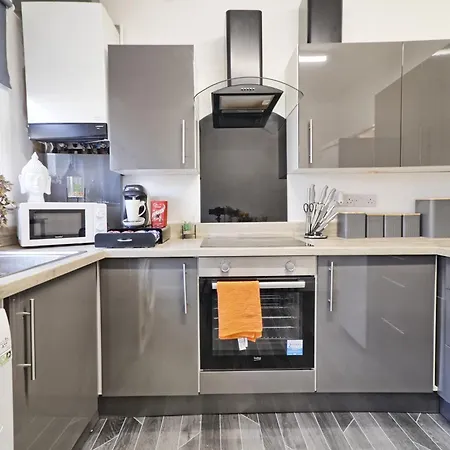 Beautiful Spacious Four Bedroom House With Parking For 2 Cars, 5 Minute Walk To Southend Station Exterior photo