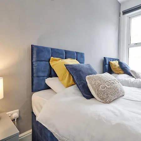 Beautiful Spacious Four Bedroom House With Parking For 2 Cars, 5 Minute Walk To Southend Station Exterior photo