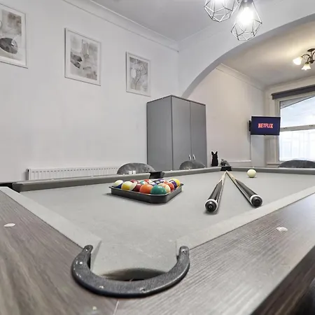 Beautiful Spacious Four Bedroom House With Parking For 2 Cars, 5 Minute Walk To Southend Station Exterior photo