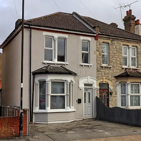 Beautiful Spacious Four Bedroom House With Parking For 2 Cars, 5 Minute Walk To Southend Station Exterior photo