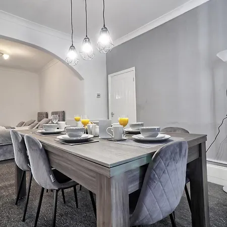 Beautiful Spacious Four Bedroom House With Parking For 2 Cars, 5 Minute Walk To Southend Station Exterior photo