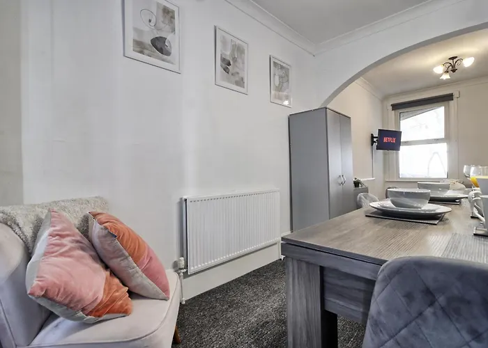 Beautiful Spacious Four Bedroom House With Parking For 2 Cars, 5 Minute Walk To Southend Station