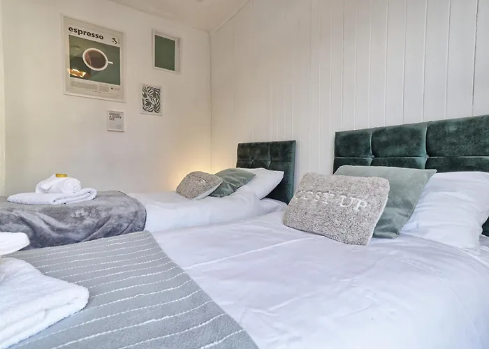 Beautiful Spacious Four Bedroom House With Parking For 2 Cars, 5 Minute Walk To Southend Station