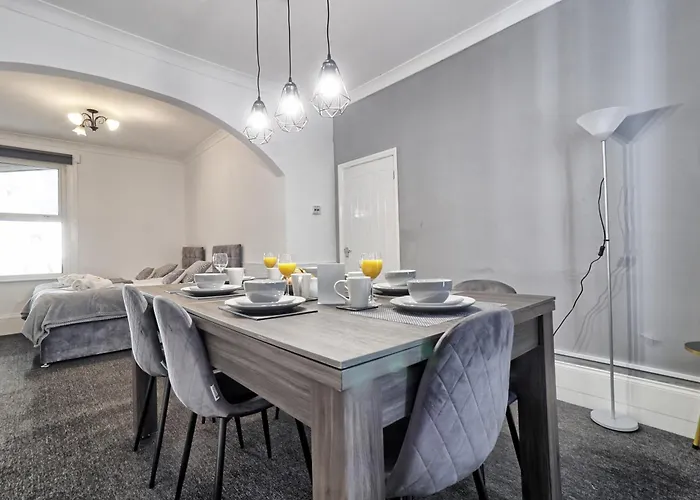 Beautiful Spacious Four Bedroom House With Parking For 2 Cars, 5 Minute Walk To Southend Station
