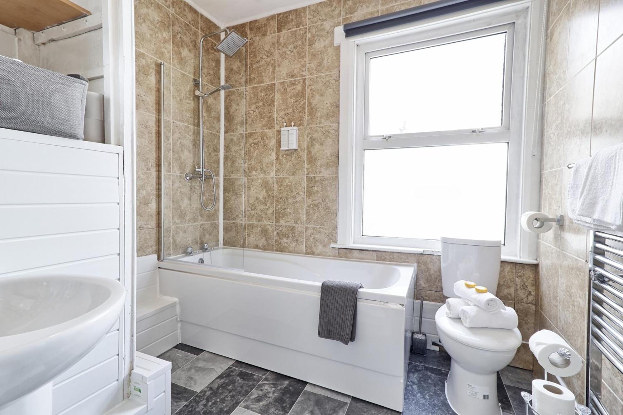 Beautiful Spacious Four Bedroom House With Parking For 2 Cars, 5 Minute Walk To Station Holiday home *
