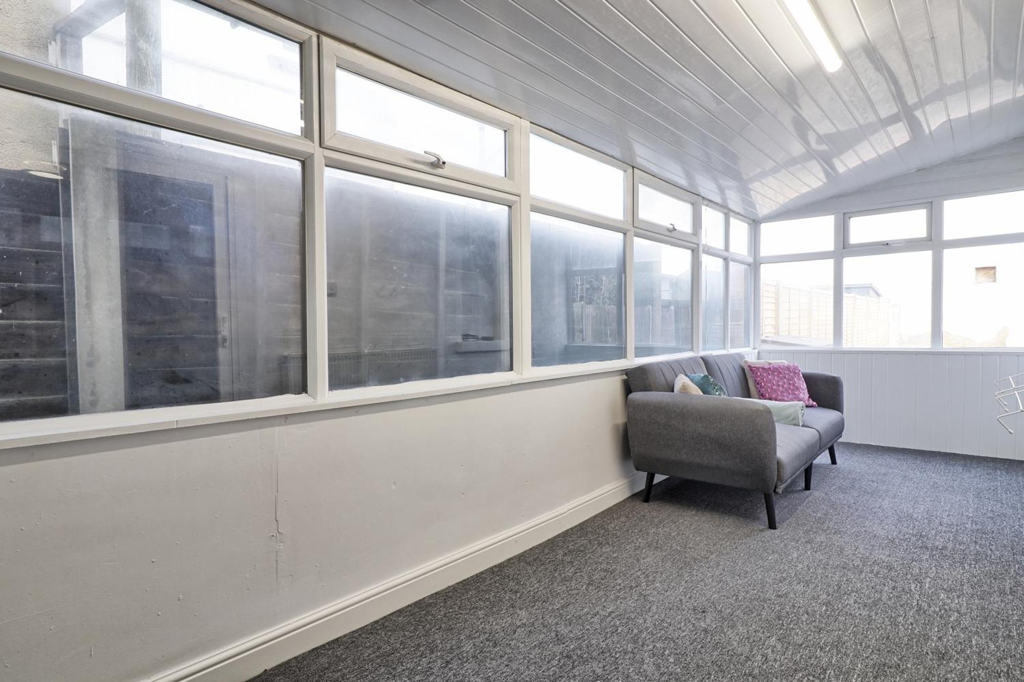 Beautiful Spacious Four Bedroom House With Parking For 2 Cars, 5 Minute Walk To Station Holiday home Southend-on-Sea