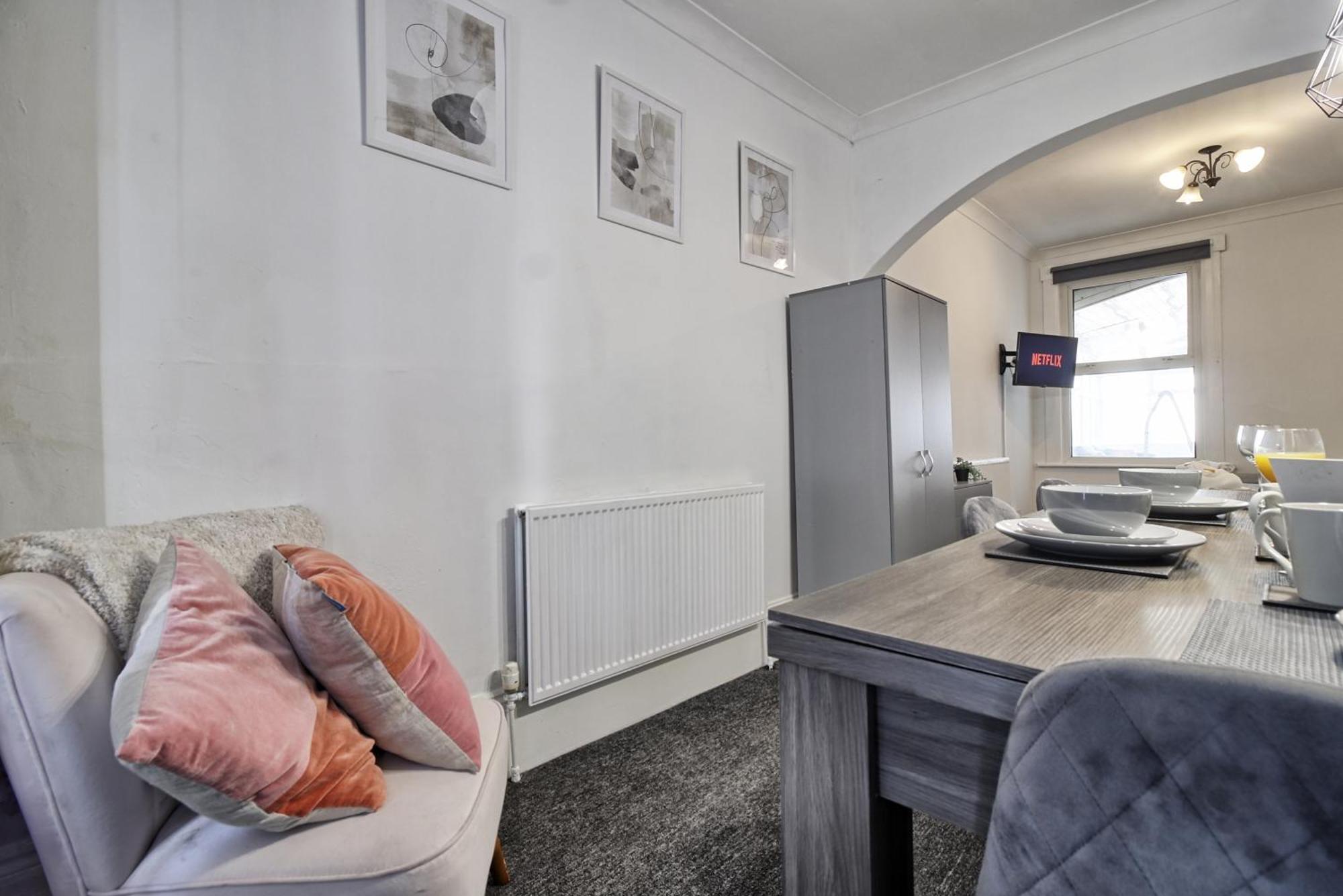 Beautiful Spacious Four Bedroom House With Parking For 2 Cars, 5 Minute Walk To Station