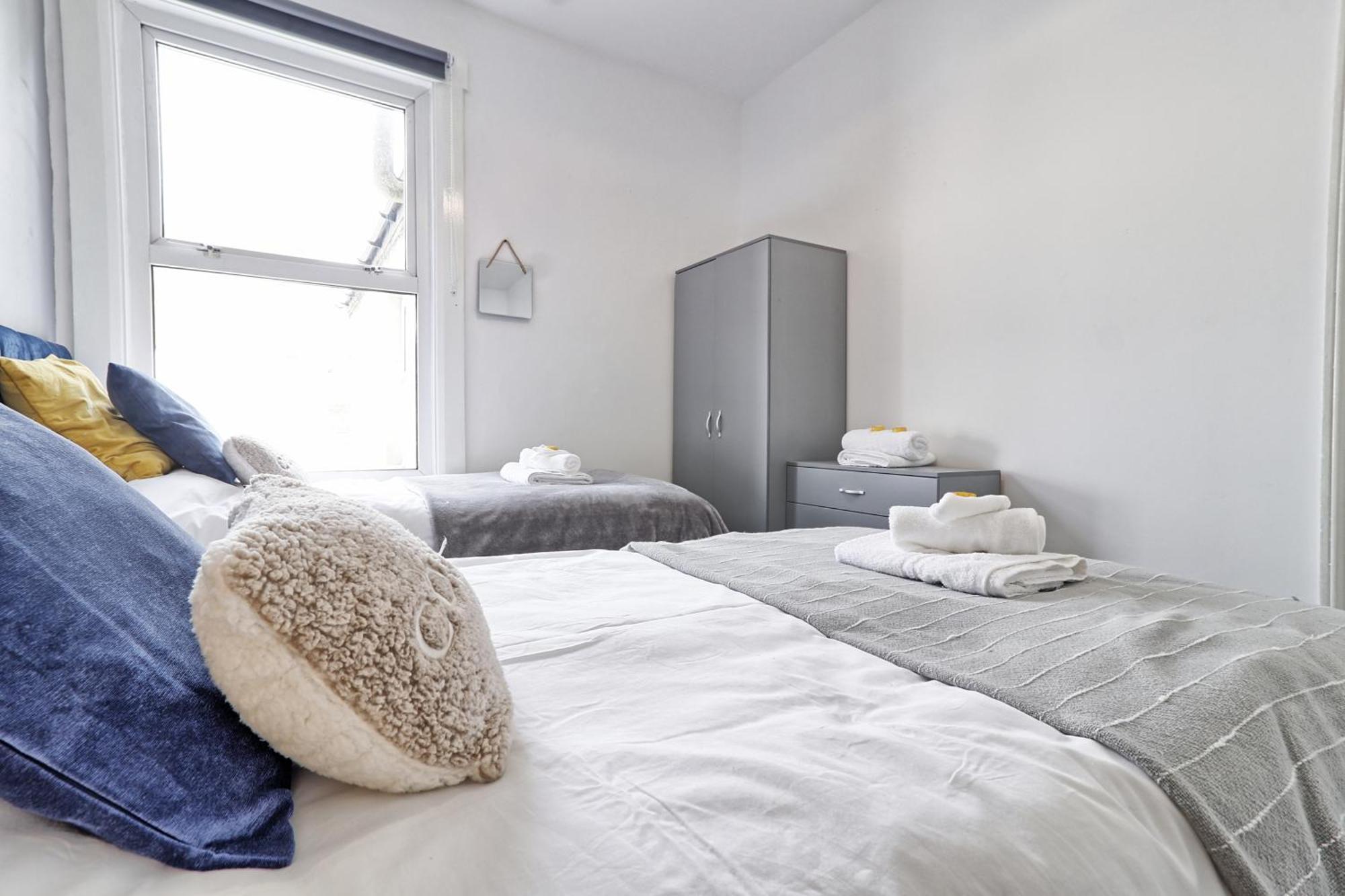 Beautiful Spacious Four Bedroom House With Parking For 2 Cars, 5 Minute Walk To Station Holiday home Southend-on-Sea