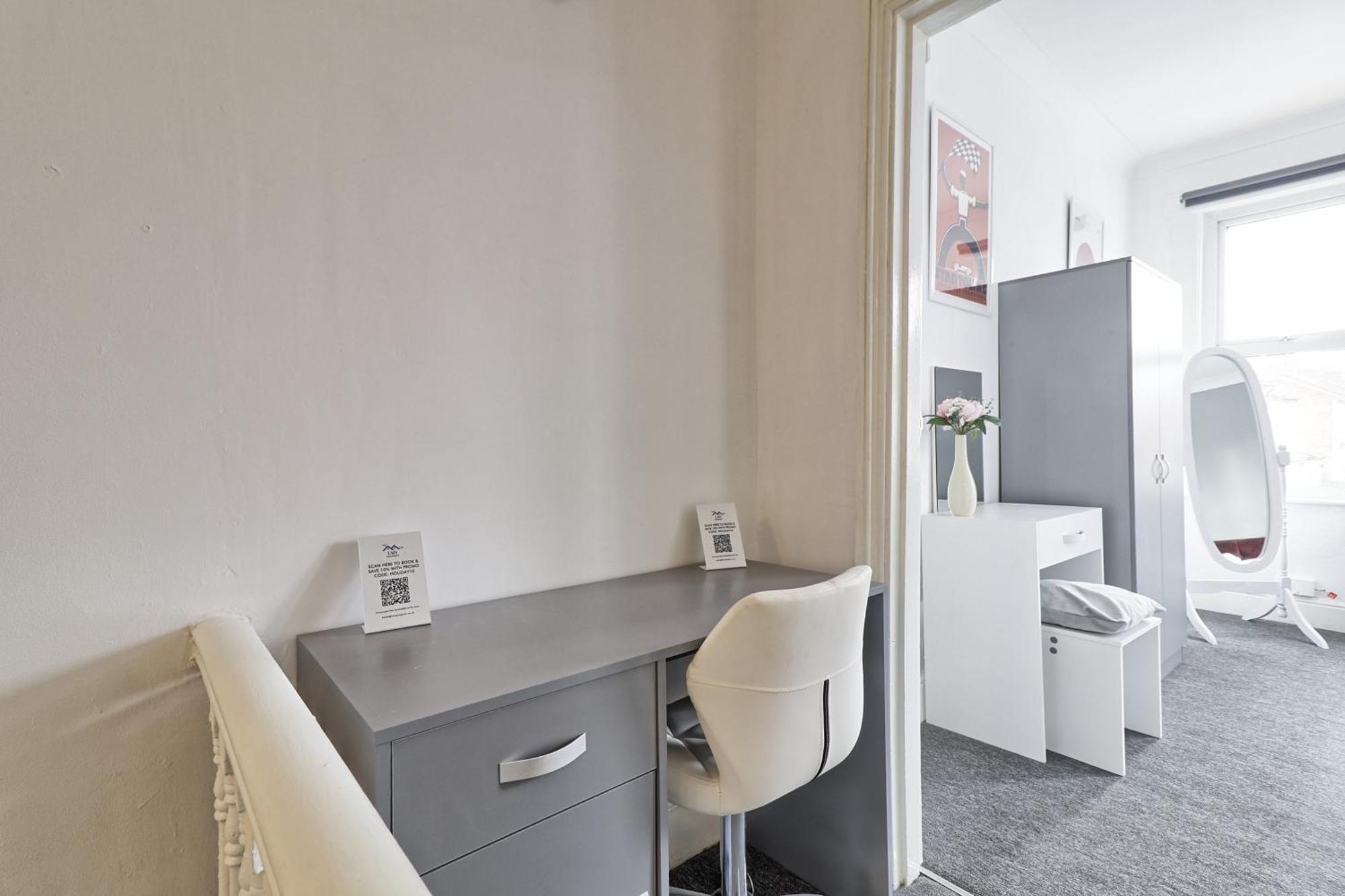 Holiday home Beautiful Spacious Four Bedroom House With Parking For 2 Cars, 5 Minute Walk To Station *