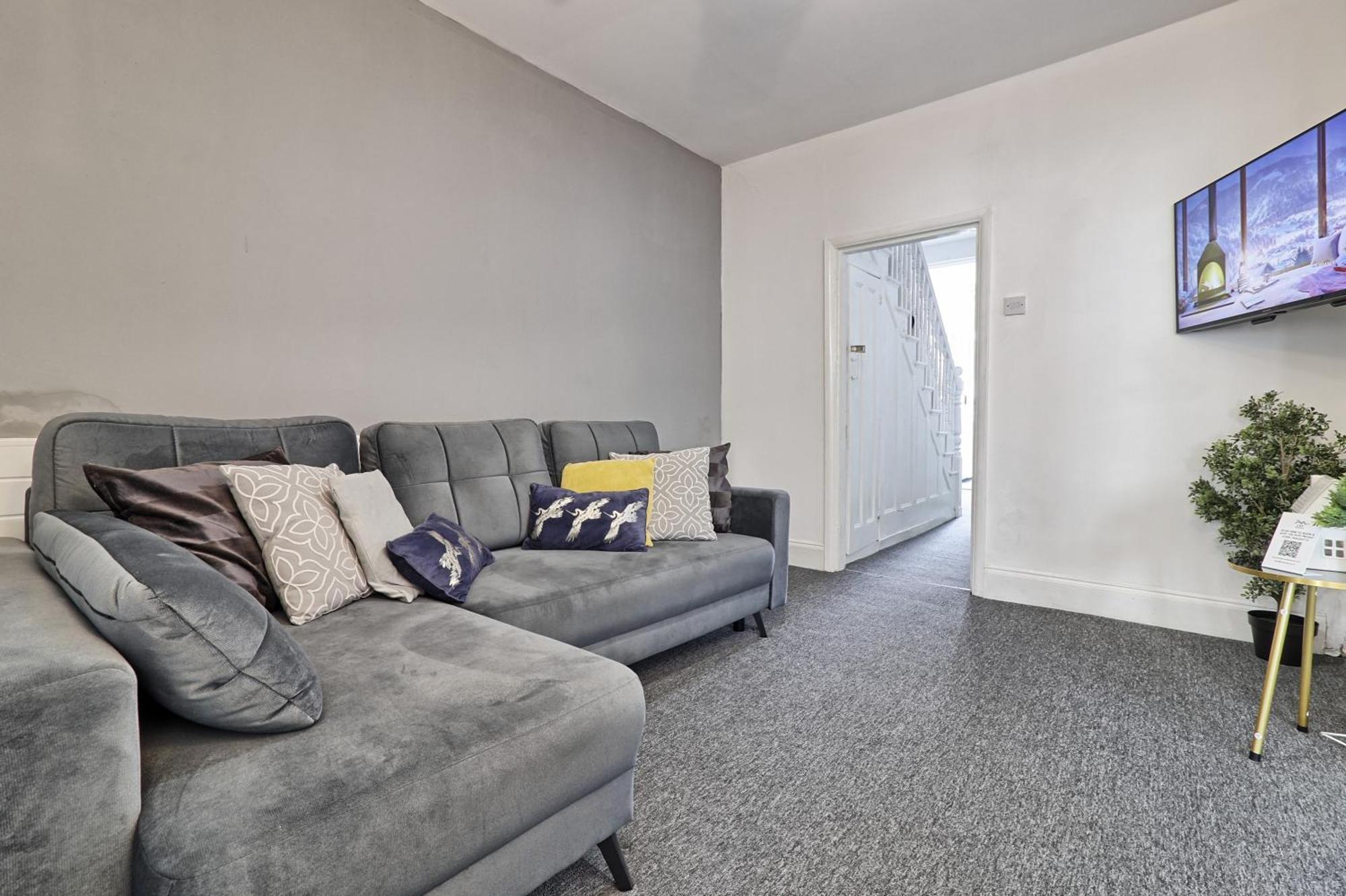 Beautiful Spacious Four Bedroom House With Parking For 2 Cars, 5 Minute Walk To Station * Southend-on-Sea