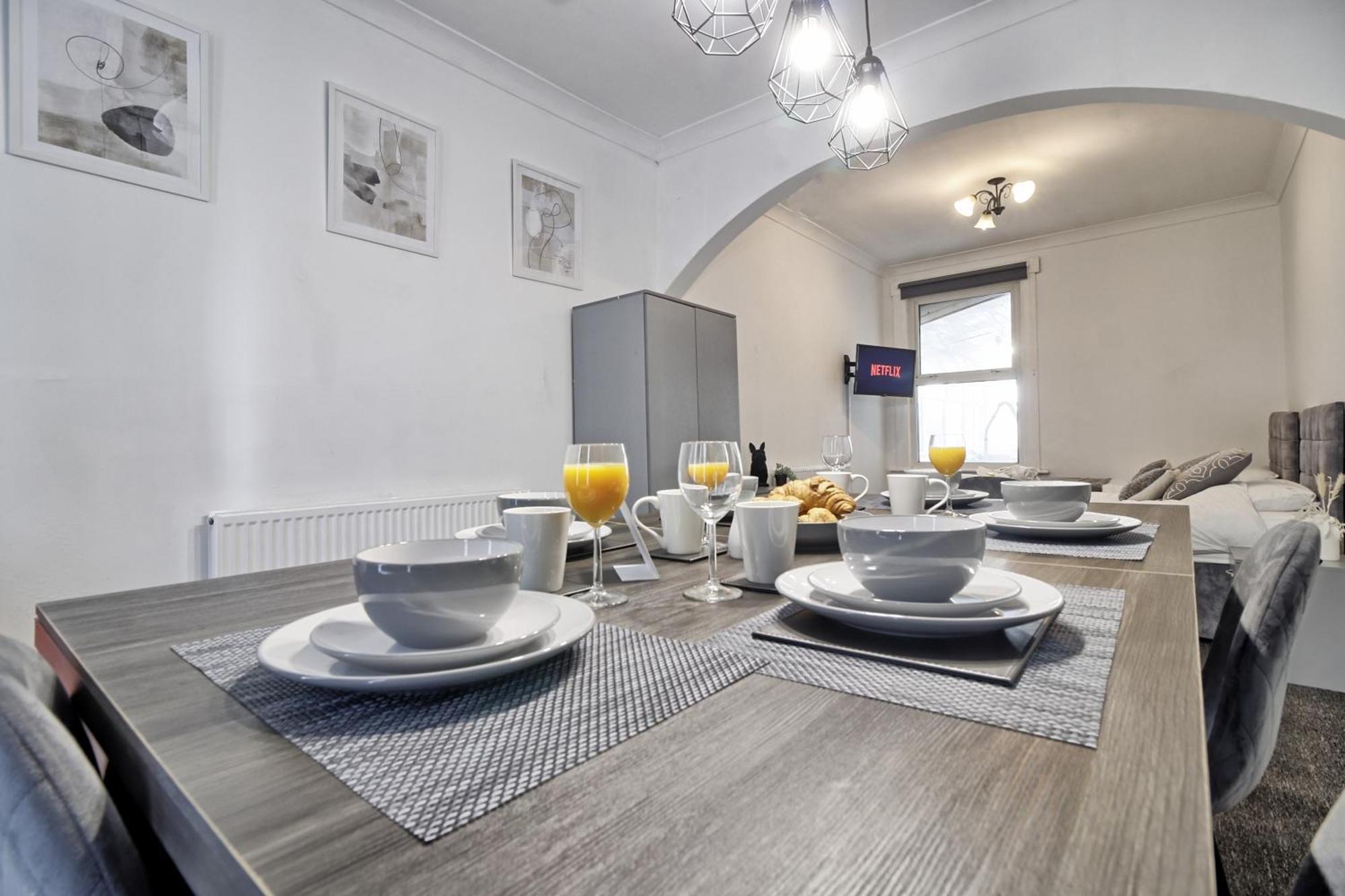 Beautiful Spacious Four Bedroom House With Parking For 2 Cars, 5 Minute Walk To Station Southend-on-Sea
