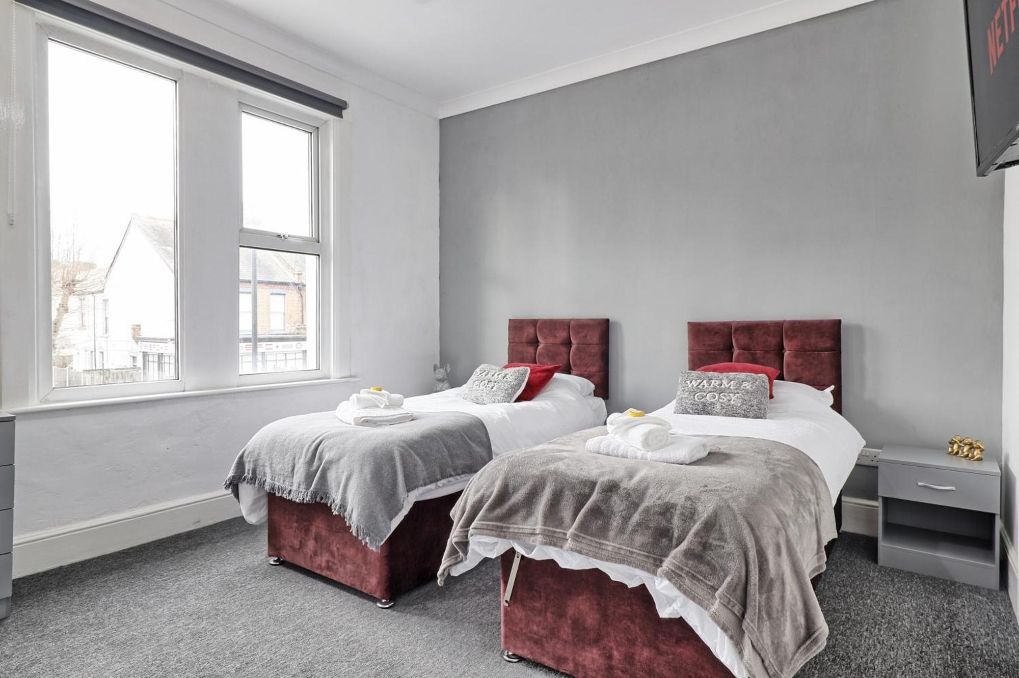 Holiday home Beautiful Spacious Four Bedroom House With Parking For 2 Cars, 5 Minute Walk To Station Southend-on-Sea