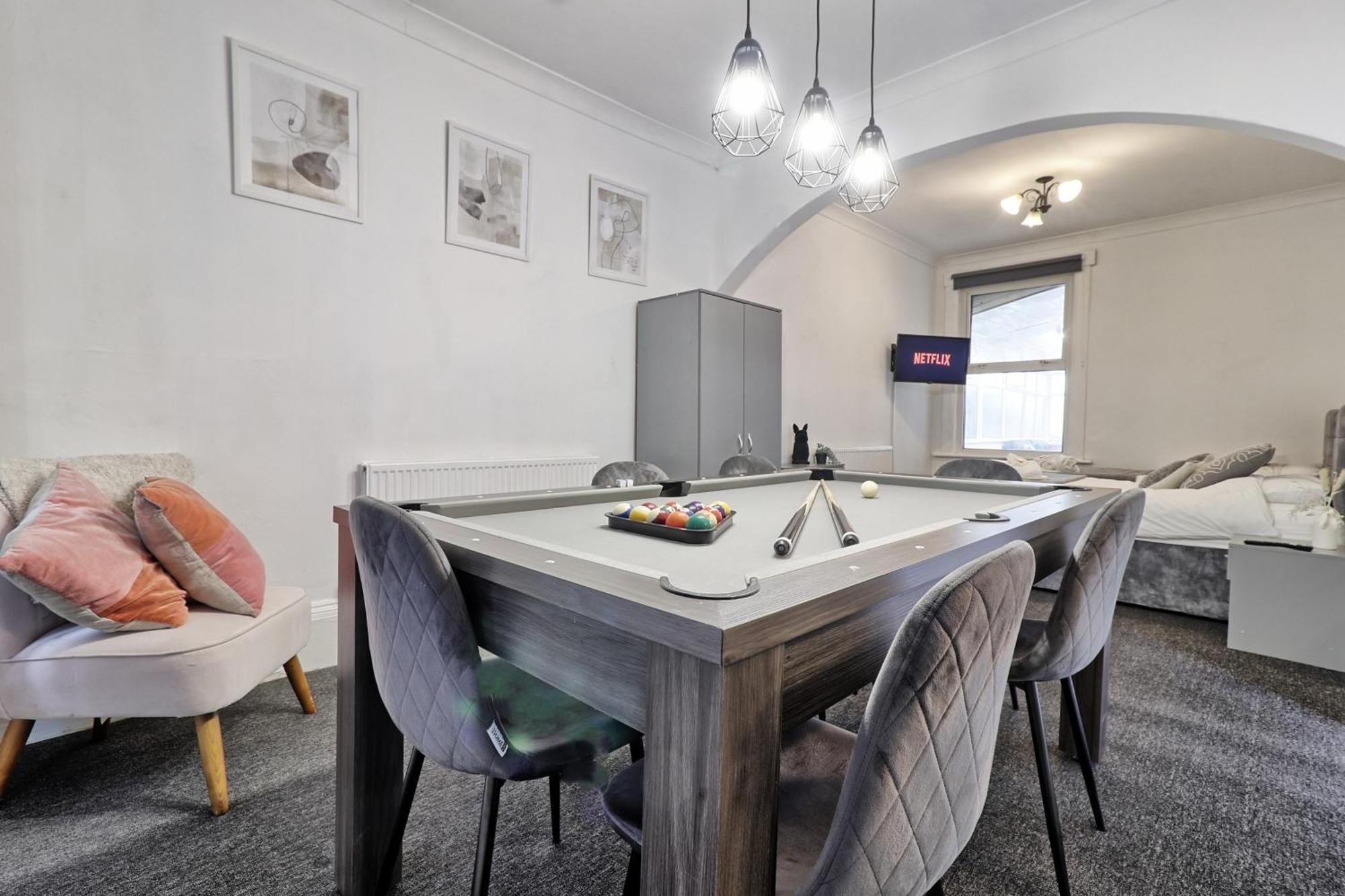 Holiday home Beautiful Spacious Four Bedroom House With Parking For 2 Cars, 5 Minute Walk To Station
