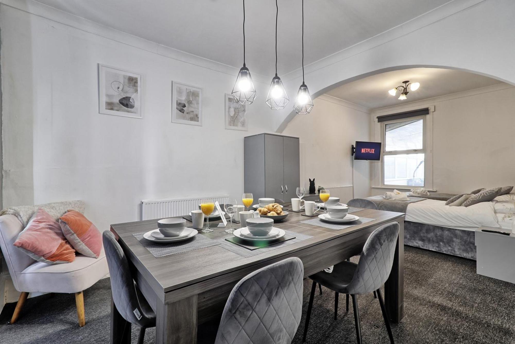 Beautiful Spacious Four Bedroom House With Parking For 2 Cars, 5 Minute Walk To Station Holiday home