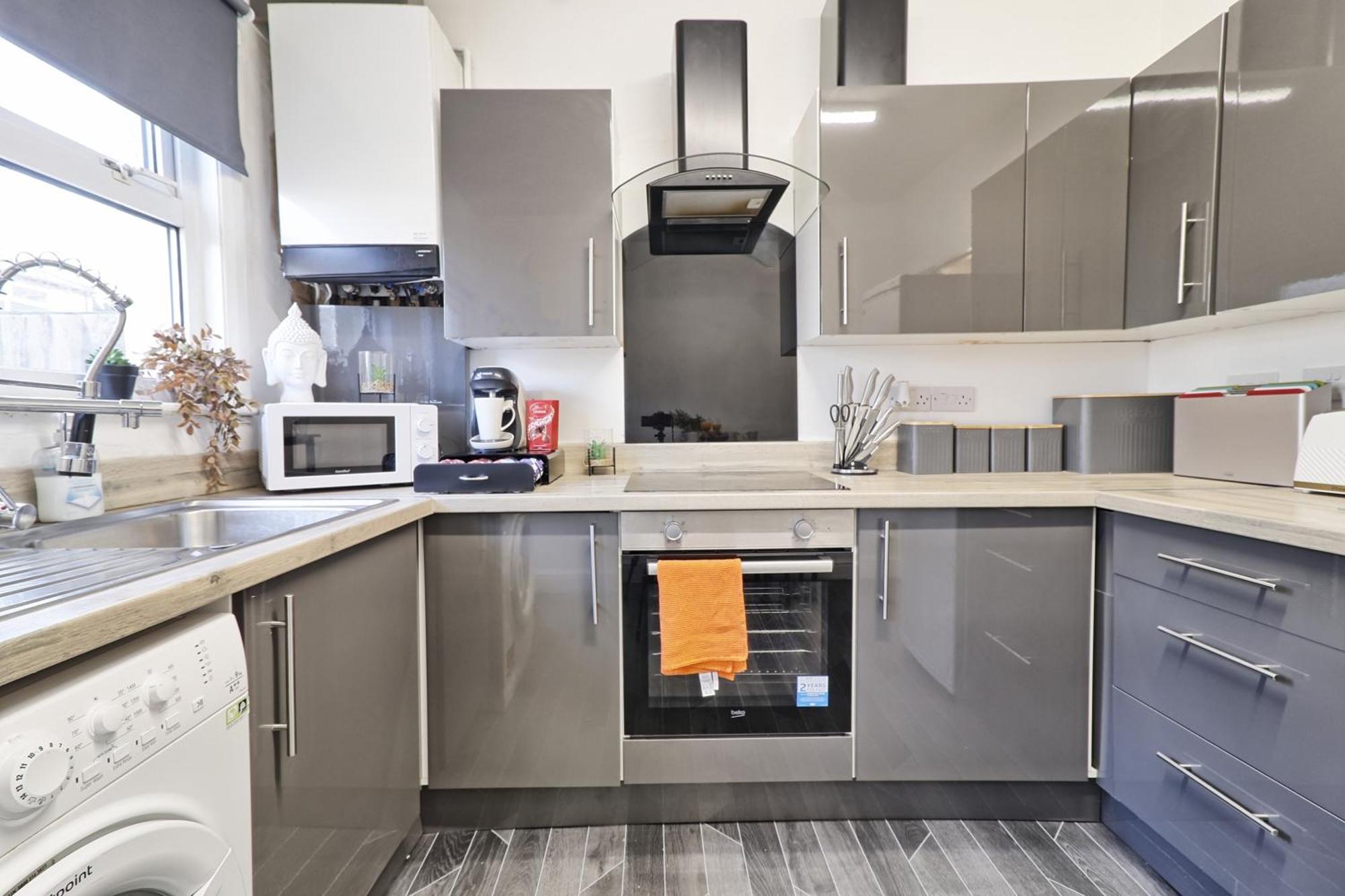 Beautiful Spacious Four Bedroom House With Parking For 2 Cars, 5 Minute Walk To Station * Southend-on-Sea