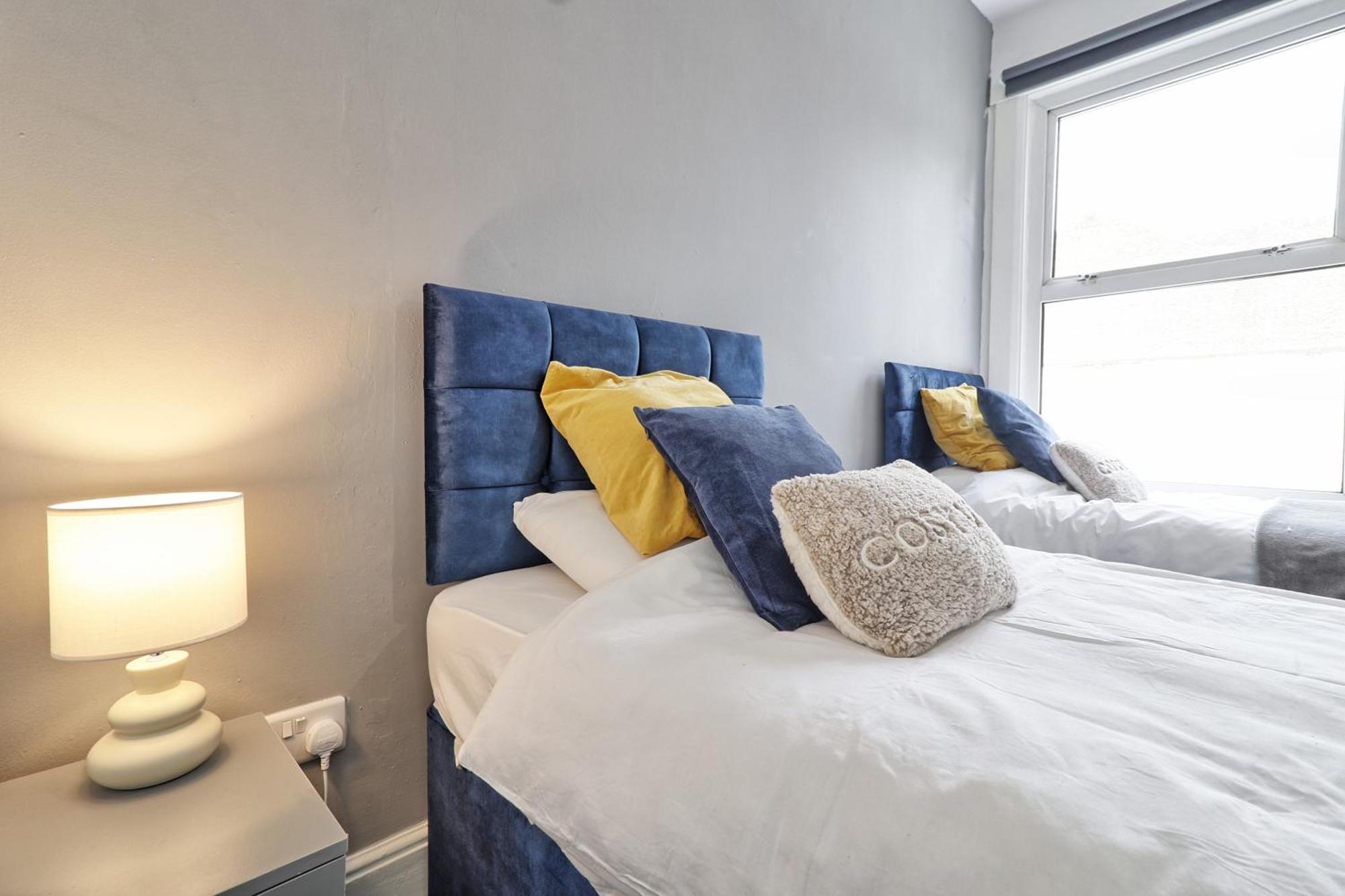 Beautiful Spacious Four Bedroom House With Parking For 2 Cars, 5 Minute Walk To Station Holiday home *