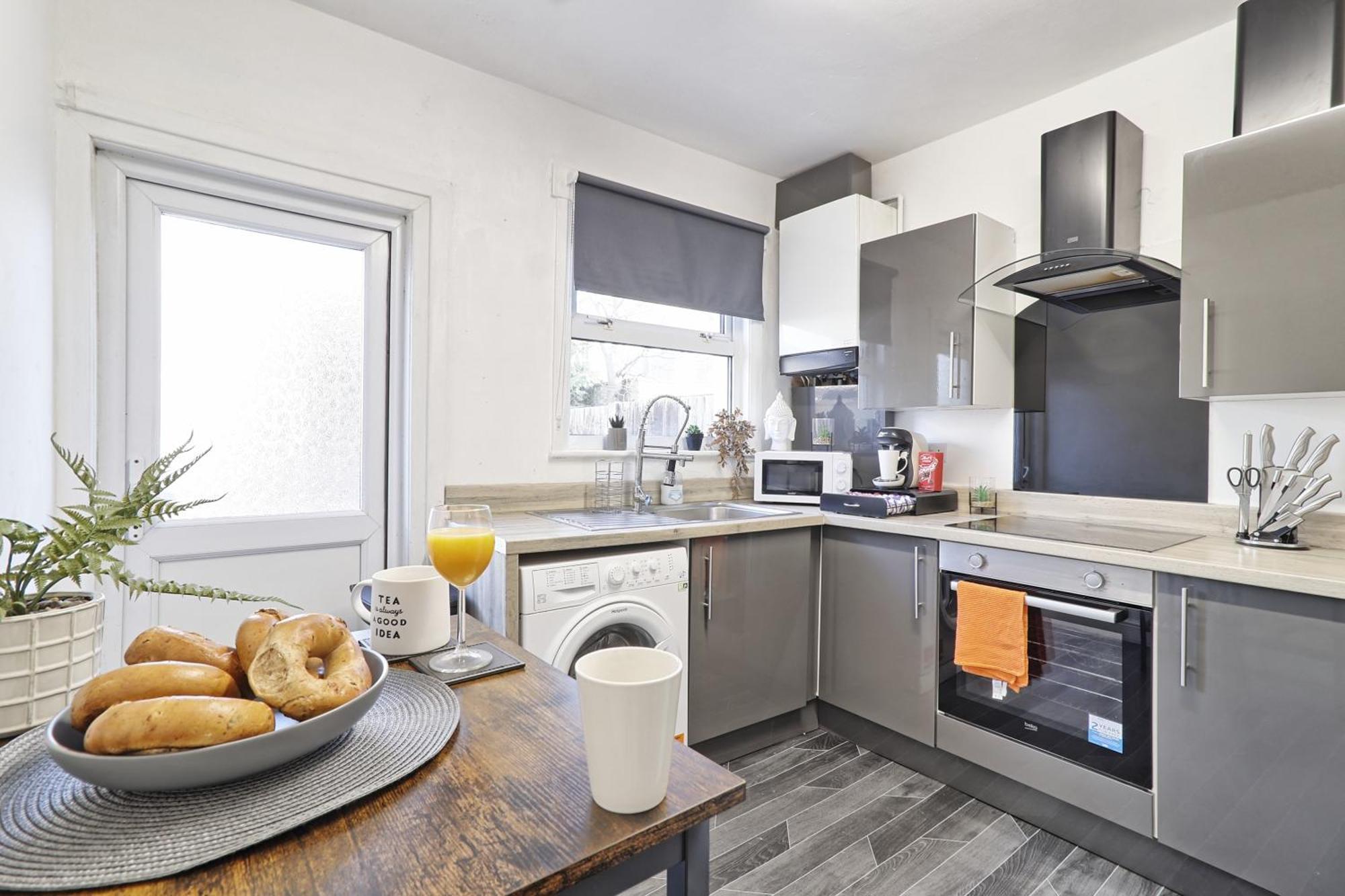 Holiday home Beautiful Spacious Four Bedroom House With Parking For 2 Cars, 5 Minute Walk To Station Southend-on-Sea