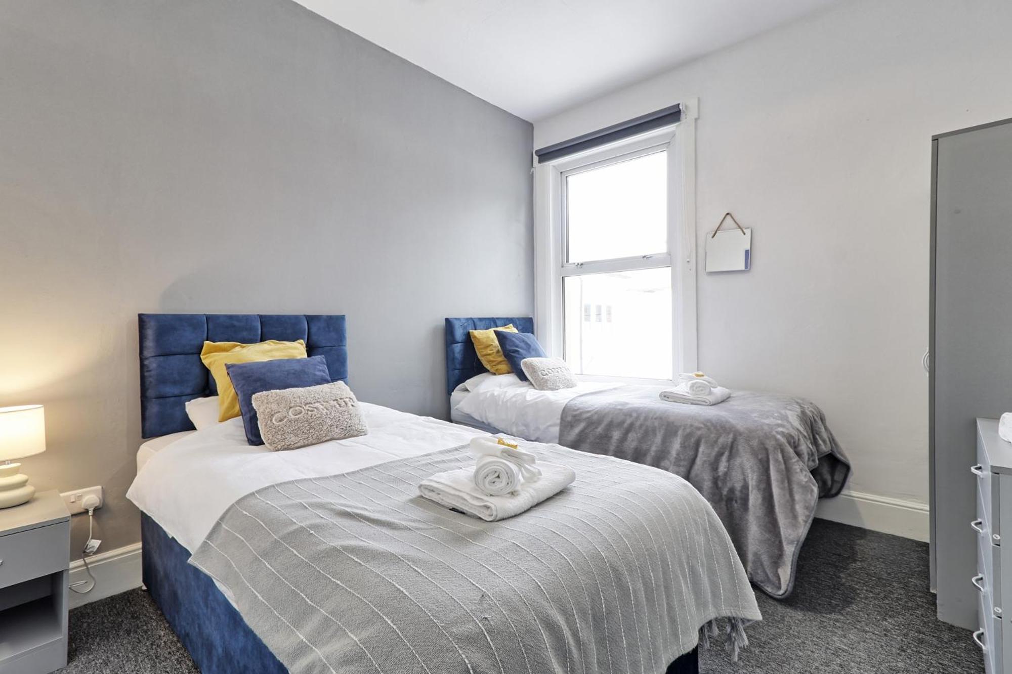 Holiday home Beautiful Spacious Four Bedroom House With Parking For 2 Cars, 5 Minute Walk To Station