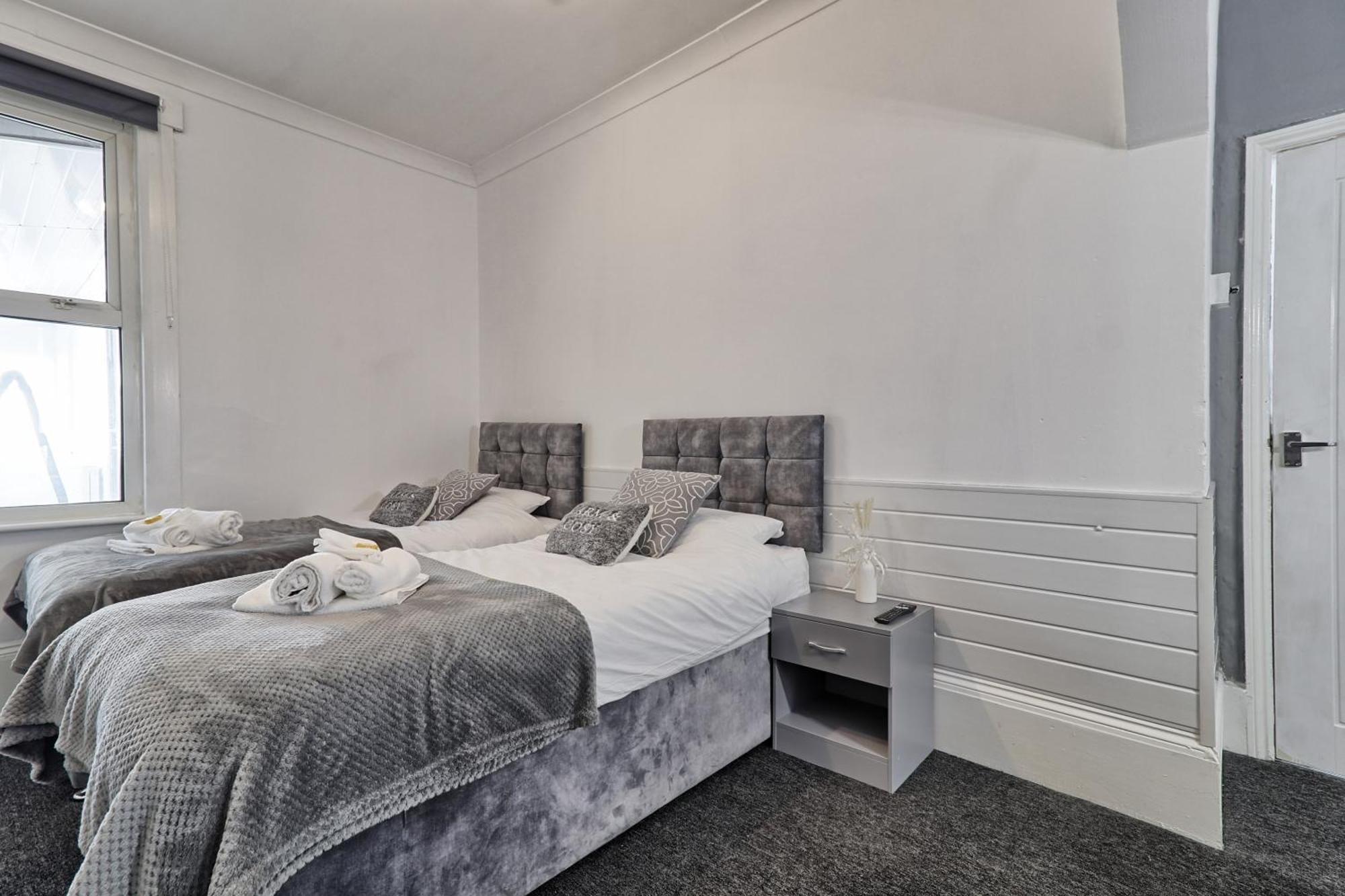 Holiday home Beautiful Spacious Four Bedroom House With Parking For 2 Cars, 5 Minute Walk To Station *