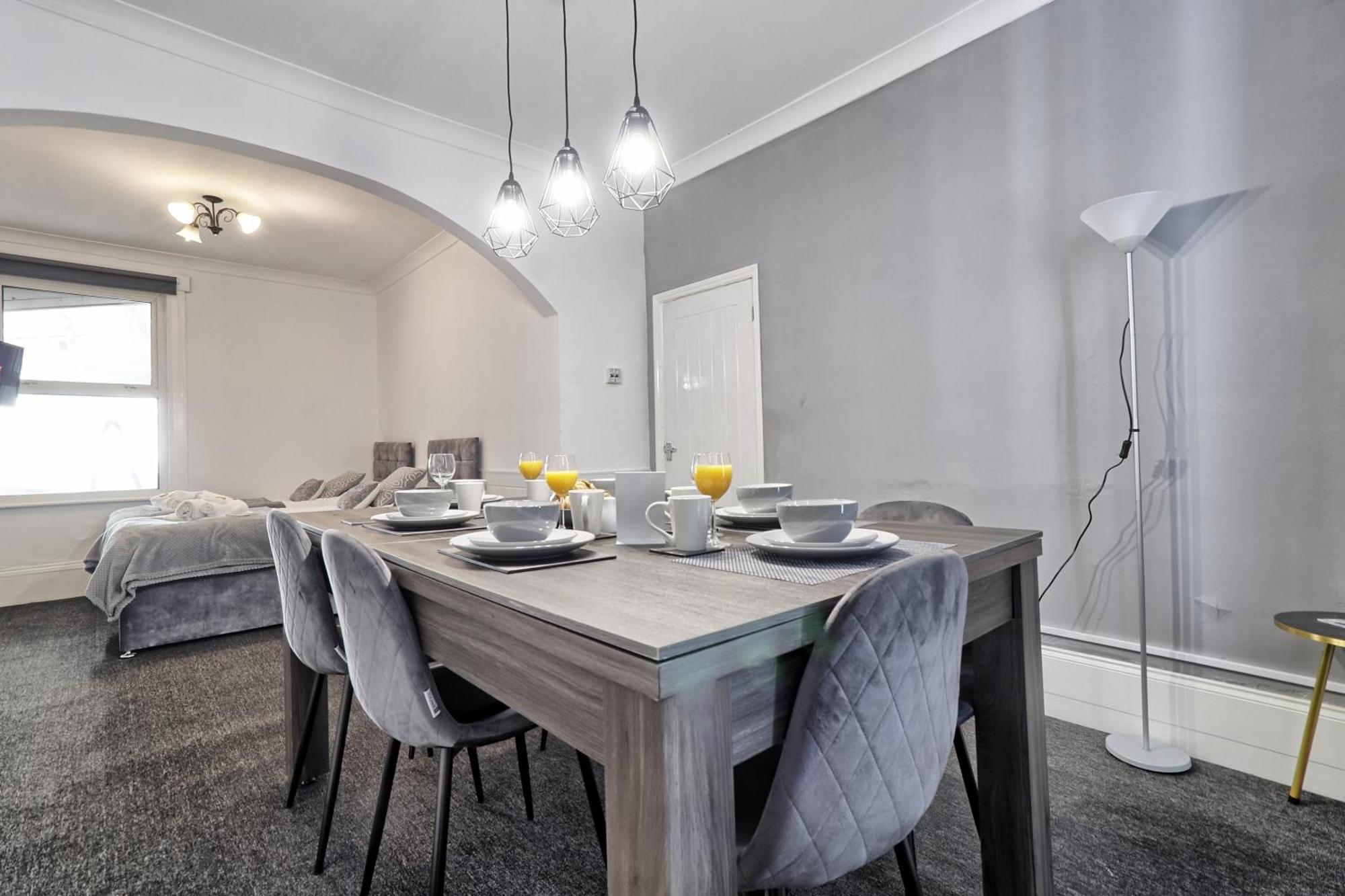 Holiday home Beautiful Spacious Four Bedroom House With Parking For 2 Cars, 5 Minute Walk To Station
